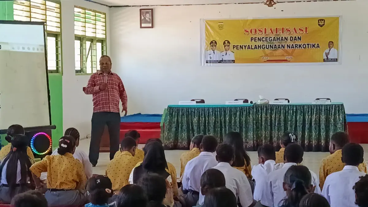 Kaban Kesbangpol Keerom, Dian Wellip memberikan arahan kepada para siswa di Madrasah Aliyah Negeri (MAN) Keerom, Kamis (6/8/2026) (CEPOSONLINE.COM/ERIANTO)