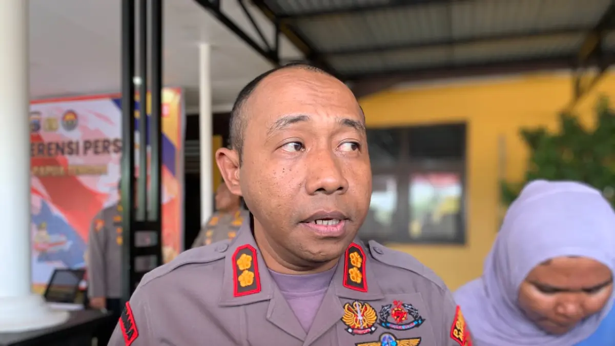 Kapolres Mimika, AKBP Alredo Agustinus Rumbiak, saat diwawancarai awak media di Mapolres Mimika, Senin, 10 Agustus 2026. (Foto: CEPOSONLINE.COM/MOH. WAHYU WELERUBUN).