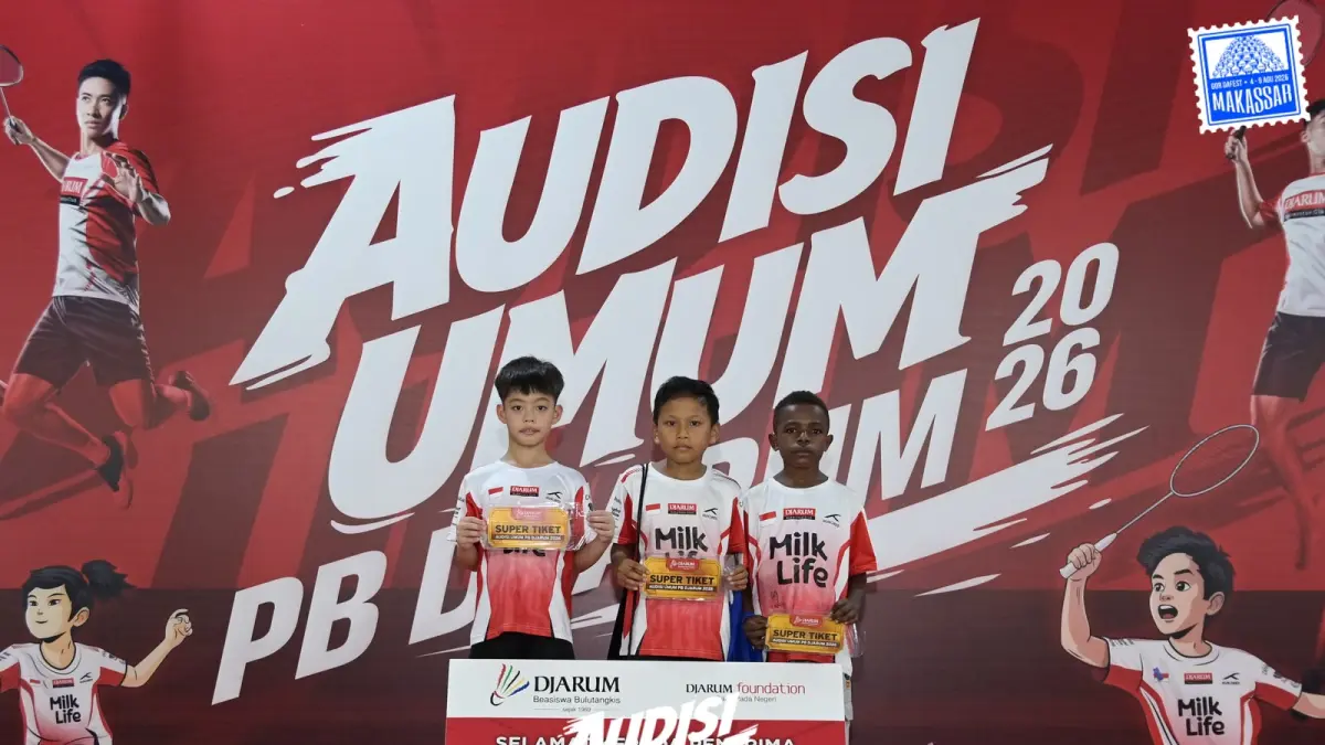 Mickael Desman Pekey (kanan) &nbsp;dan dua atlet cilik lainnya menunjukkan super tiket untuk lolos mengikuti karantina PB Djarum September mendatang.
(CEPOSONLINE.COM/ISTIMEWA)