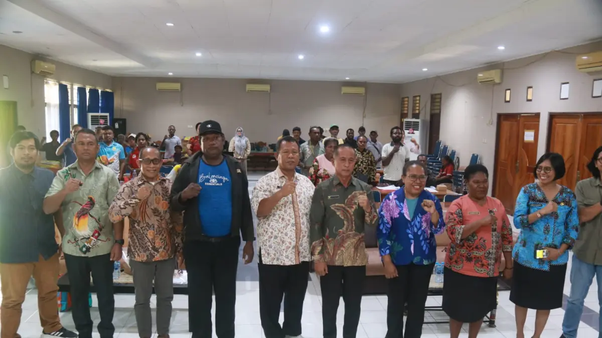Pelaksana Tugas (Plt) Sekda Linus Pasarrang (tengah) foto bersama usai membuka Seminar Awal Kajian Etnografi Kabupaten Keerom, yang berlangsung di Aula Bappelitbangda Keerom, Jumat (7/8/2026). (CEPOSONLINE.COM/ISTIMEWA)