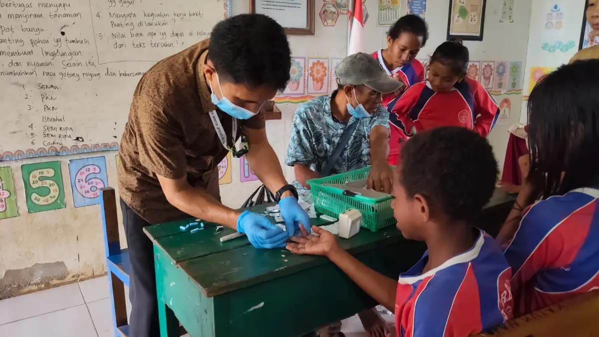 Petugas kesehatan saat melakukan pemeriksaan terhadap siswa di Distrik Jair, Papua Selatan terhitung sejak 13 hingga 26 Juli

(CEPOSONLINE.COM/TSE)