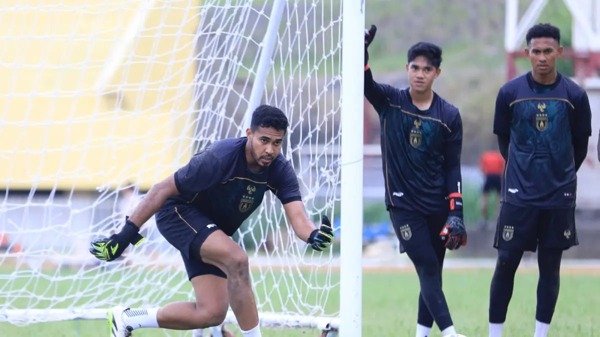 Rendy Sroyer, Hakim dan Yeremia saat menjalani latihan di Stadion Mandala Jayapura beberapa waktu lalu. (CEPOSONLINE.COM/ERIANTO)