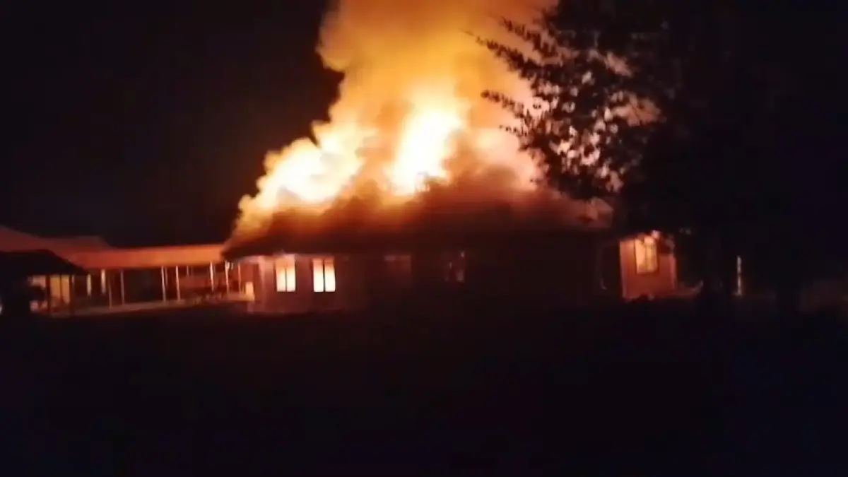 Sejumlah Kantor Pemerintahan di Kabupaten Puncak, Papua Tengah Ludes Dibakar Masa, Selasa (11/8/2026) (CEPOSONLINE.COM/ISTIMEWA)
