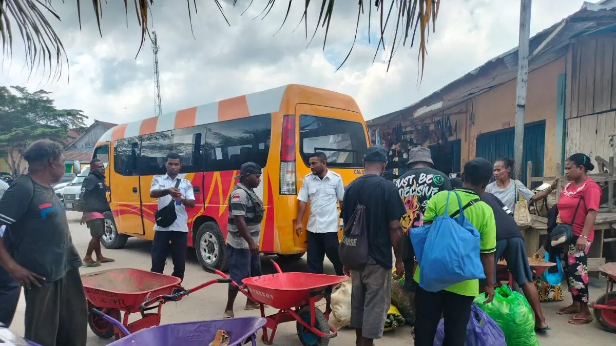 Suasana sosialiasi dukungan transportasi Damri bagi pemegang Kartu Tani yang dilakukan oleh Dinas Pertanian dan Tanaman Pangan Kabupaten Biak Numfor, bagi petani yang ada di wilayah Yendidori, Sabtu (8/8/2026). (CEPOSONLINE.COM/FIKTOR PALEMBANGAN)