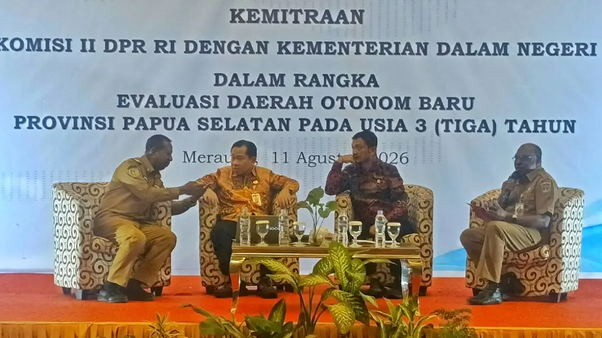 Gubernur Papua Selatan Apolo Safanpo saat mempresentasikan progres capaian sejak Provinsi Papua Selatan terbentuk hingga saat ini &nbsp;dalam evaluasi 3 tahun pembentukan Provinsi Papua Selatan oleh Komisi II DPR RI dan Kemendagri, di Merauke, Selasa (11/8/2026)&nbsp;

(CEPOSONLINE.COM/SULO)&nbsp;