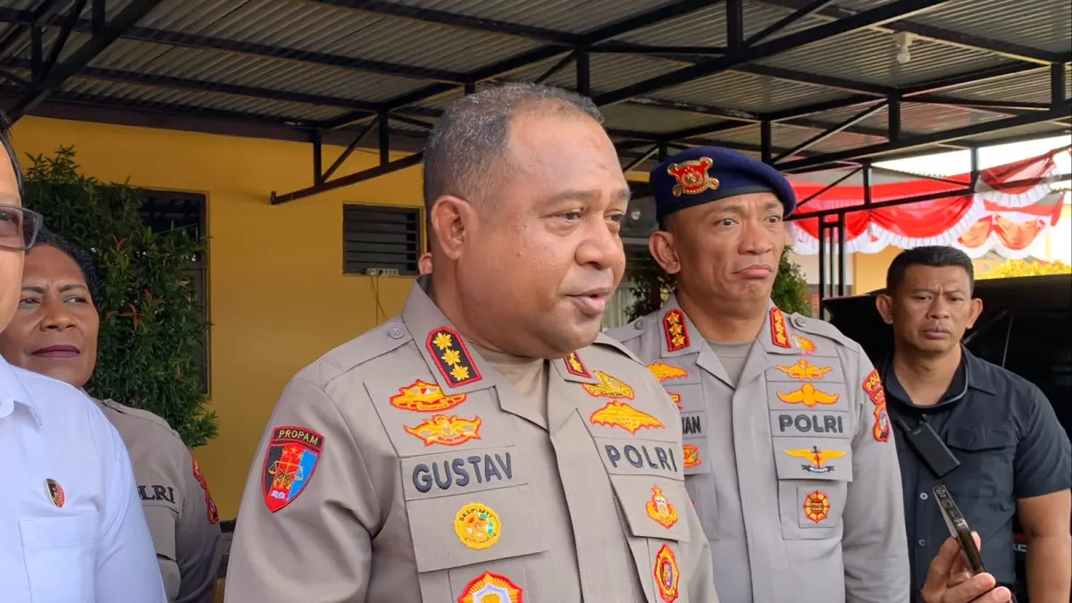 Wakapolda Papua Tengah, Kombes Pol. Dr. Gustav Roby Urbinas saat diwawancarai awak media di Mapolres Mimika, Senin, 10 Agustus 2026. (Foto: CEPOSONLINE.COM/MOH. WAHYU WELERUBUN).