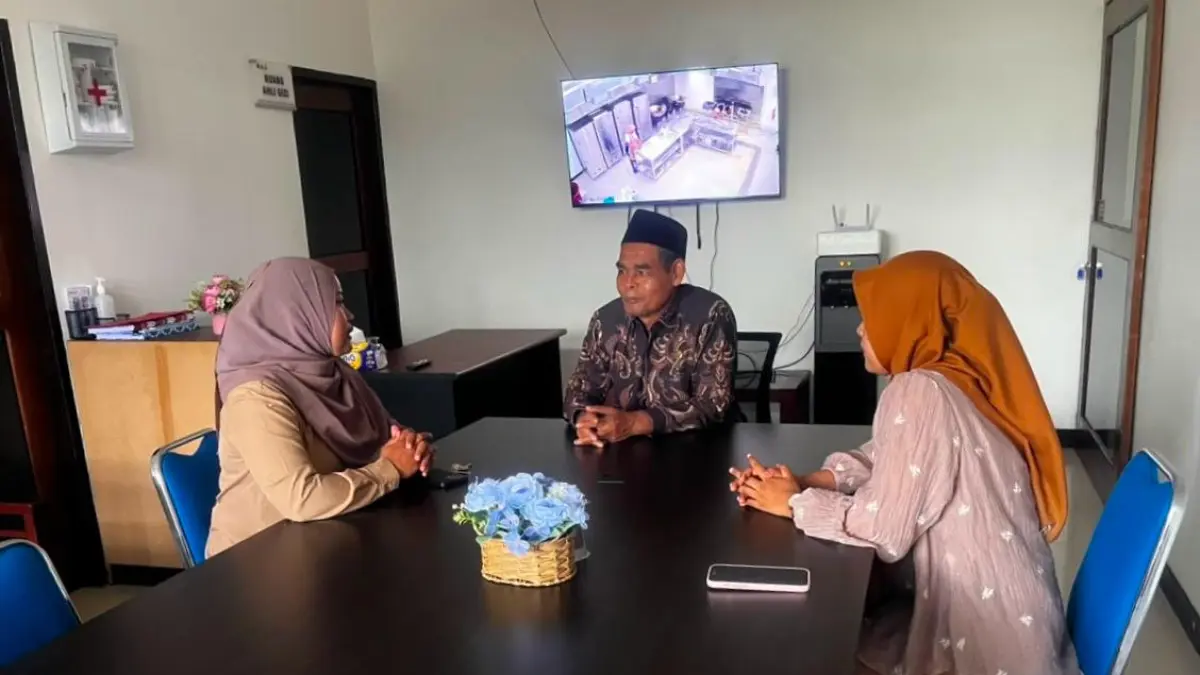 Wakil Bupati Keerom, Daud, saat meninjau SPPG di Arso 3, Distrik Skanto pekan lalu. (CEPOSONLINE.COM/ERIANTO)