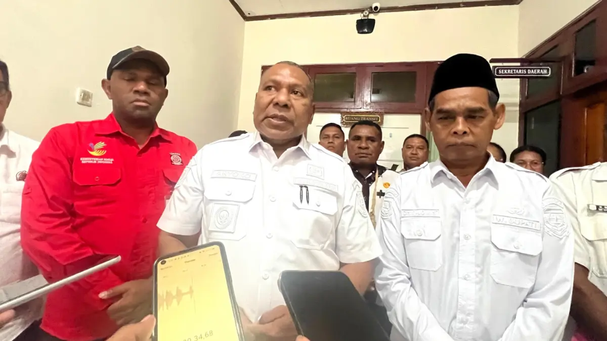 Wakil Gubernur Papua, Aryoko Rumaropen memberikan keterangannya bersama Wakil Bupati Keerom, Daud, di Kantor Bupati Keerom, Rabu (5/8/2026). (CEPOSONLINE.COM/ERIANTO)