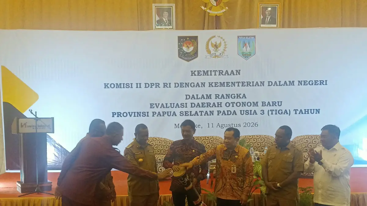 Anggota Komisi II DPR RI Indra Jaya bersama Gubernur Papua Selatan Apolo Safanpo, Direktur Penataan Daerah, Otonomi Khusus, dan Dewan Pertimbangan Otonomi Khusus Kementerian Dalam Negeri, Dr. Sumule Tumbo, saat membuka evaluasi DOB Papsel dihadiri bupati 4 kabupaten cakupan Papua Selatan di Merauke, Selasa (11/8/2026)&nbsp;