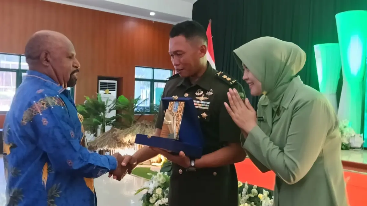 Bupati Jayapura Yunus Wonda ikut menghadiri Sertijab Danyonif 751 VJS dan memberikan cinderamata kepada Danyonif lama Letkol Inf Erwan Harlianto

Disaksikan Pangdam XVII Cenderawasih Mayjen TNI Febriel Buyung Sikumbang di aula Yonif 751/Vira Jaya Sakti, Rabu (12/8/2026).




(Ceposonline.com/Priyadi)