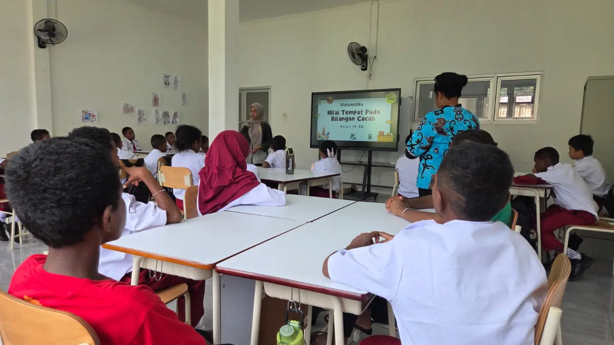 Anak-anak Sekolah Rakyat di Kota Jayapura saat mengikuti pelajaran di kelas.(CEPOSOMLINE.COM/ELFIRA)