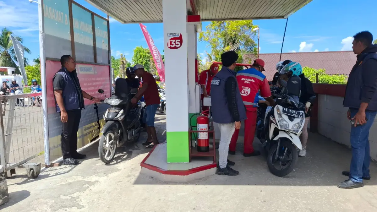 Kasatreskrim Iptu Daniel Z. Rumpaidus, SH., MH bersama anggotanya saat melakukan pengawasan penyaluran BBM bersubsidi di SPBU Dolog dan SPBU di Ridge Selasa (11/8/2026). (CEPOSONLINE.COM/FIKTOR PALEMBANGAN)