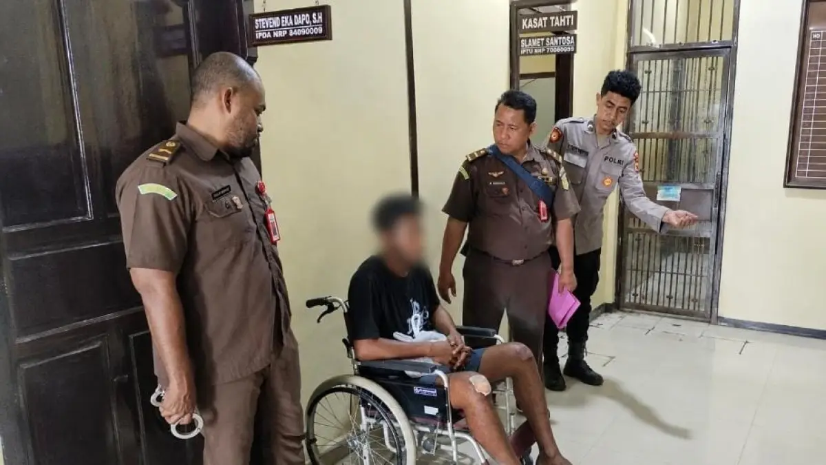 Kejaksaan Negeri Merauke menerima penyerahan tersangka Apolos Benyamin Yeheskiel Nussy alias AB dari Reskrim Polres Merauke, Rabu (12/8/2026)&nbsp;

(CEPOSONLINE.COM/HUMAS POLRES MERAUKE)&nbsp;