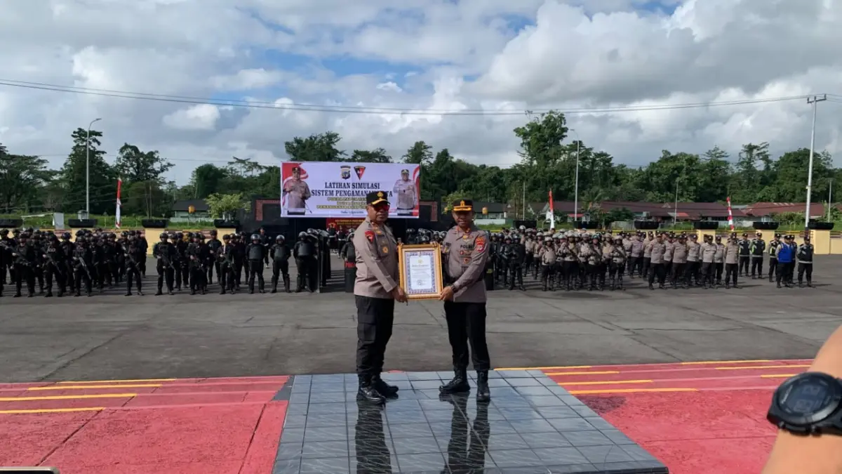 Kepolda Brigjen Pol Jermias Rontini menyerahkan penghargaan kepada Kapolres Mimika di Mako Brimob Batalyon B Pelopor Sat Brimob Polda Papua Tengah, Rabu (12/8/2026). (Foto: CEPOSONLINE.COM/MOH. WAHYU WELERUBUN).