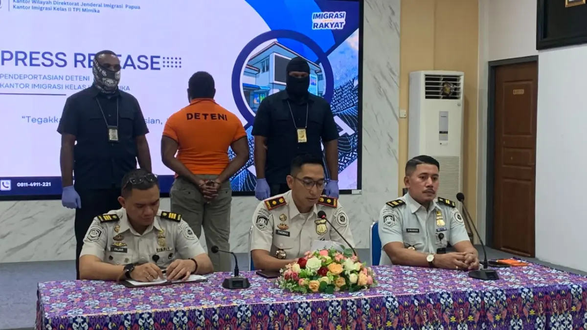 Konferensi pers pendeportasian WNA asal PNG di aula lantai II Kantor Imigrasi Kelas II TPI Timika. (Foto: CEPOSONLINE.COM/MOH. WAHYU WELERUBUN).&nbsp;