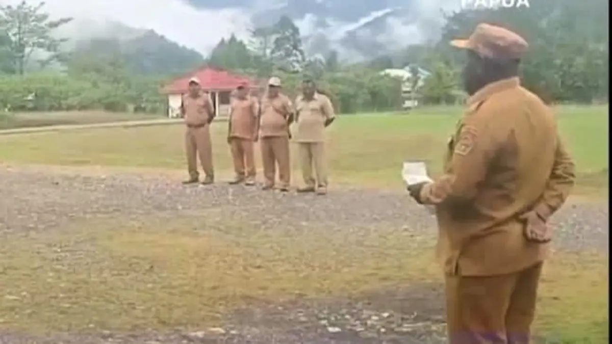 Wakil Bupati Yalimo, Yan Kirakla, SPd ketika memimpin apel pagi ASN Pemkab Yalimo, Senin (10/8/2026). &nbsp;Dalam apel ASN tersebut Wabup Yalimo meminta ASN yang belum berada di Kabupaten Yalimo untuk segera kembali ke Kabupaten Yalimo untuk mengikuti upacara HUT ke-81 RI pada Senin (17/8/2026) pekan depan. (CEPOSONLINE.COM/HUMAS YALIMO)&nbsp;