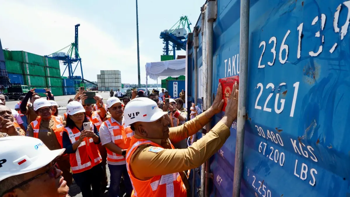 Wakil Gubernur Papua, Aryoko Rumaropen saat pelepasan komoditas kopra di Pelabuhan Jayapura, Selasa (11/8/2026).(CEPOSONLINE.COM/HUMAS PEMPROV).