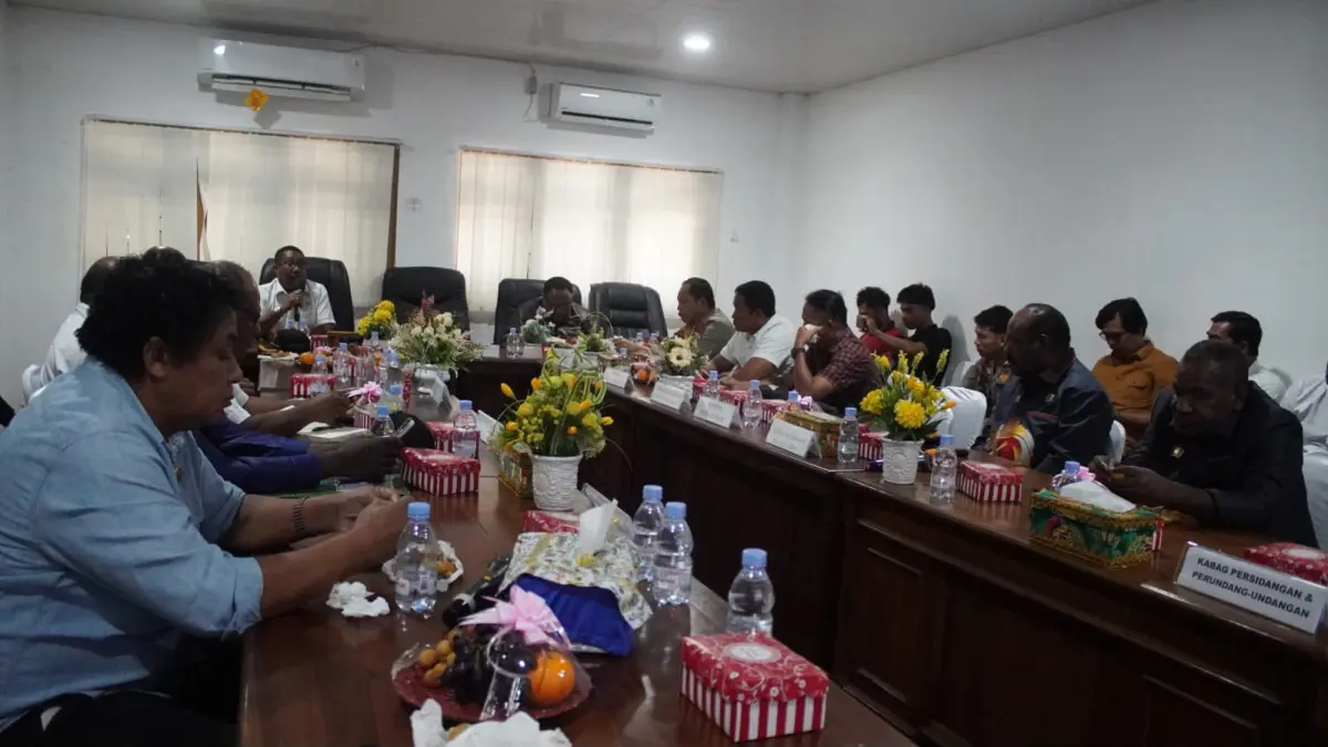 Wakil Ketua IV DPR Papua Tengah, John NR Gobai saat memimpin Rapat Koordinasi &nbsp;di ruang rapat DPR Papua Tengah, Rabu (12/8/2026). (CEPOSONLINE.COM/THERESIA F. TEKEGE)&nbsp;