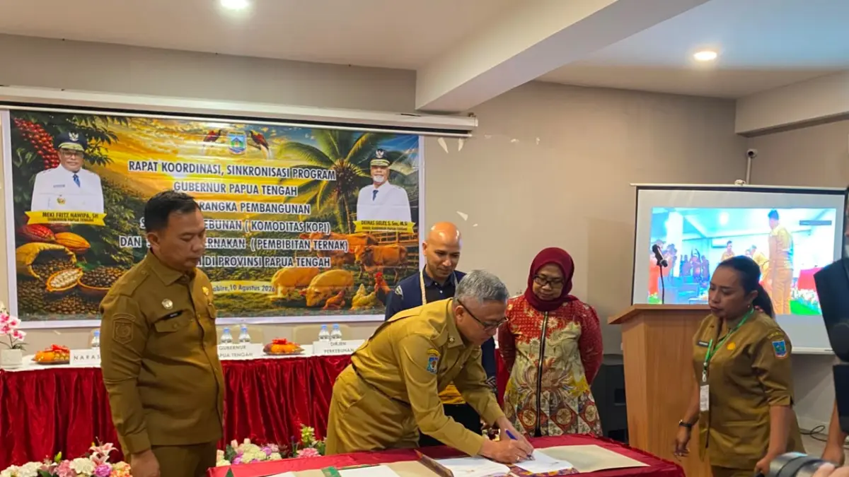 penandatanganan Nota Kesepahaman antara Pemprov Papua Tengah dan SCOPI tentang pemberdayaan petani dan pelatih utama kopi melalui penerapan budidaya kopi berkelanjutan atau Good Agricultural Practices (GAP), pengelolaan pascapanen (post-harvest), serta pengembangan ekosistem kopi berkelanjutan di Hotel Carmel Kalibobo, Senin, (10/8/2026). (CEPOSONLINE.COM/HUMAS PEMPROV)