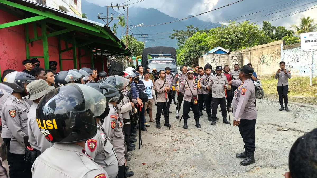 Anggota Polres Jayapura melakukan pengamanan di Pos 7, Sentani, Kabupaten Jayapura, saat membubarkan kegiatan pembagian selebaran oleh kelompok KNPB terkait rencana aksi damai 15 Agustus 2026, Kamis (13/8/2026).(CEPOSONLINE.COM/ISTIMEWA)