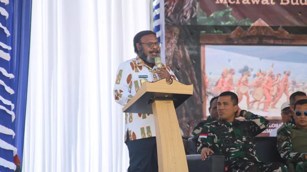 Bupati Tolikara Willem Wandik memberikan sambutan dalam pembukan Festival Etnik Religi Tolikara 2026.

(CEPOSONLINE.COM/Diskomdigi Tolikara)