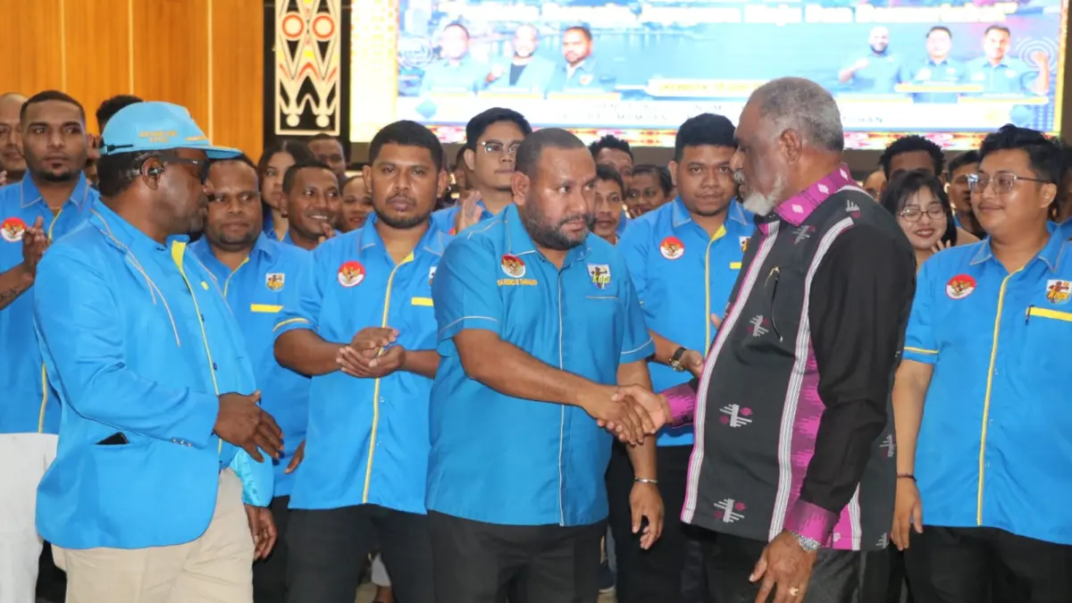 Ketua KNPI Kota Jayapura, Bartolomeus Taniauw saat disapa Wali Kota Jayapura, Abisai Rollo disela pelantikan benerapa waktu lalu. (CEPOSONLINE.COM/MUSTAKIM ALI)