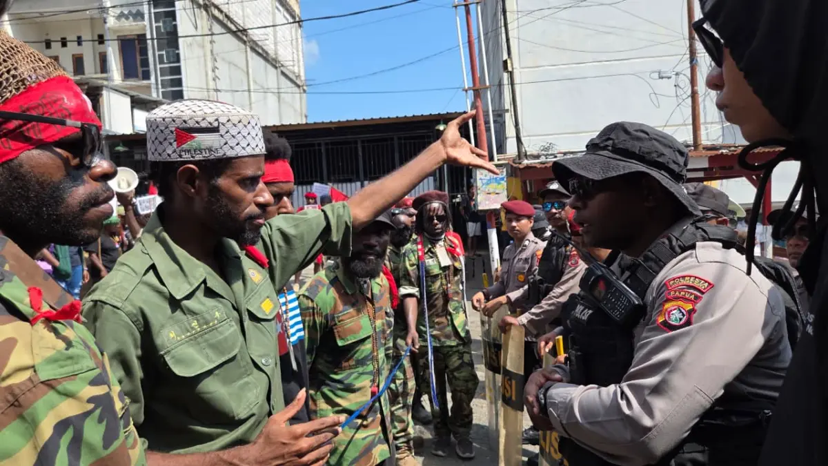 Massa KNPB saat menggelar aksi di kawasan Lingkaran Abepura, Kota Jayapura, Papua, Senin (3/8/2026). (CEPOSONLINE.COM/ELFIRA)