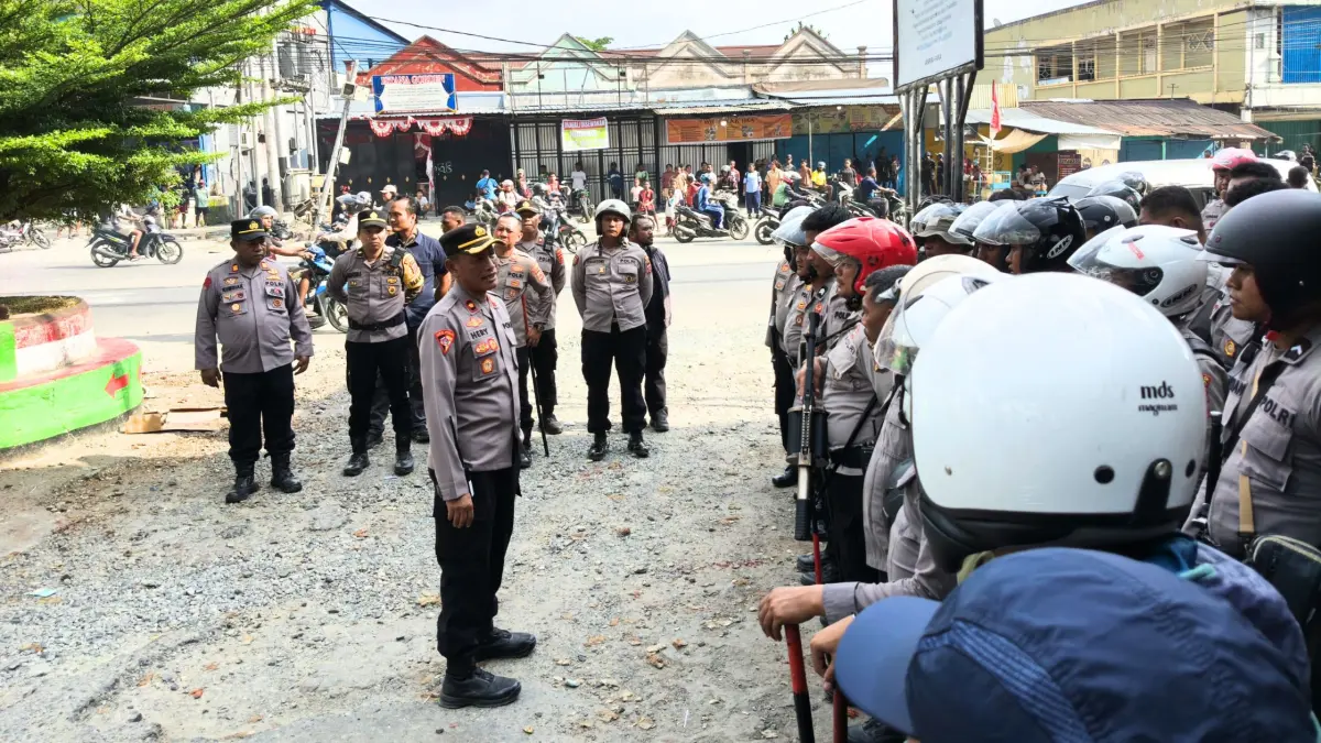 Personel Polres Jayapura melakukan pengamanan di kawasan Pos 7, Sentani, Kabupaten Jayapura, Kamis (13/8/2026). Pengamanan dilakukan setelah adanya kegiatan pembagian selebaran oleh KNPB yang kemudian dibubarkan polisi.(CEPOSONLINE.COM/ISTIMEWA).