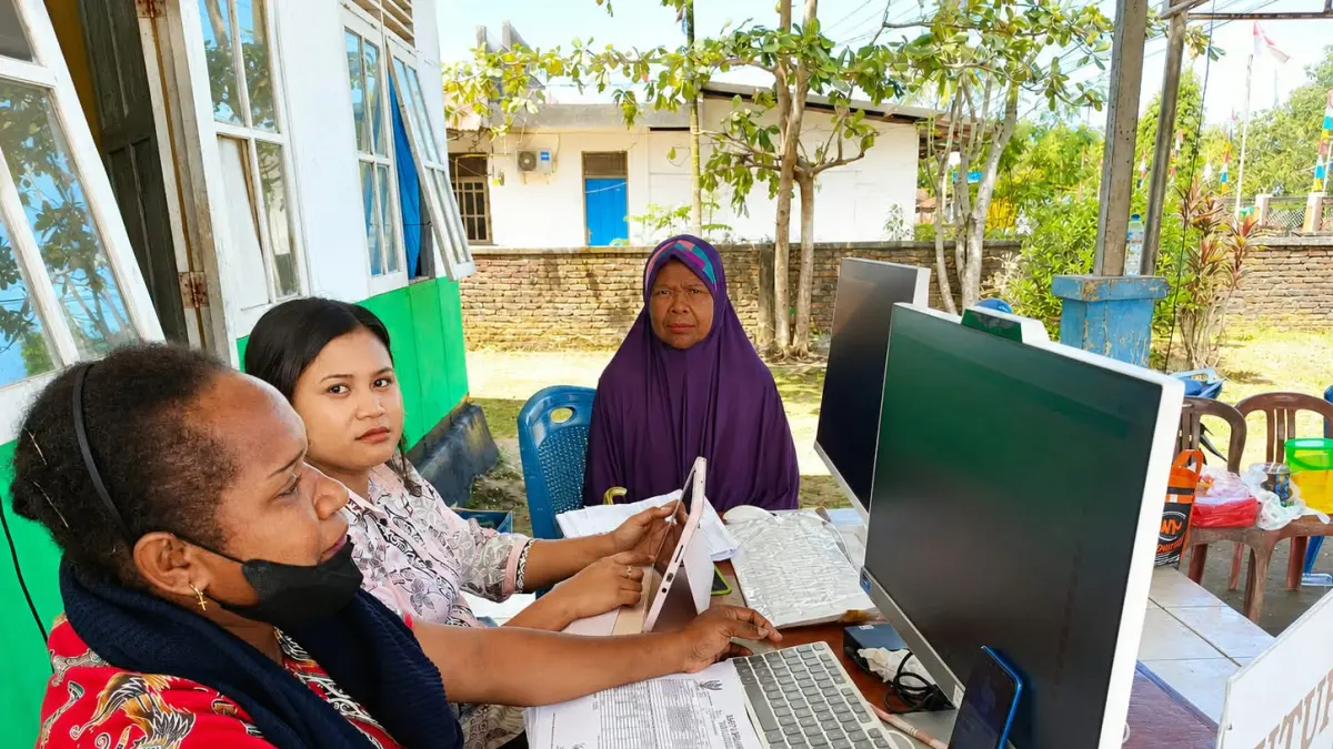 Petugas Puskesmas Rimba Jaya saat memberikan pelayanan di Aula Kelurahan Rimba Jaya, (CEPOSONLINE.COM/SULO)&nbsp;