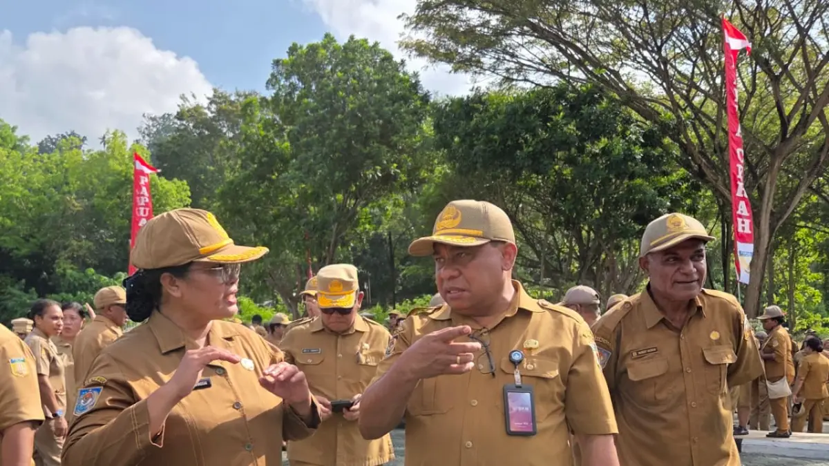 Pj Sekda Papua Christian Sohilait berbincang dengan Asisten III Bidang Administrasi Umum Setda Provinsi Papua Suzana Wanggai. Pemprov Papua mendapat tambahan dukungan anggaran Rp85 miliar dari pemerintah pusat untuk 2026.(CEPOSONLINE.COM/ELFIRA).