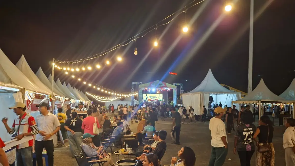 Suasana Festival Jayapura Fair yang berlangsung di kawasan pada Rabu (12/8/2026) malam. (Foto: CEPOSONLINE.COM/Mustakim Ali)