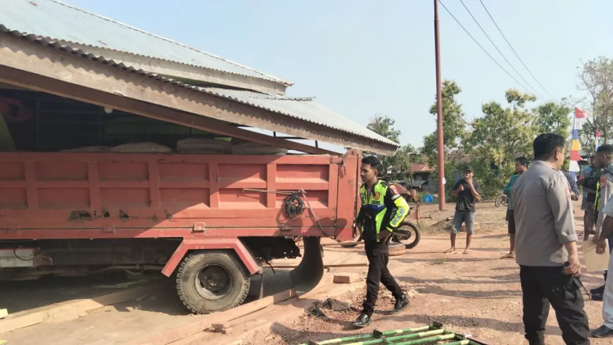 Truk yang menabrak rumah seorang warga Semangga yang pada akhirnya diselesaikan secara kekeluargaan. (CEPOSONLINE.COM/HUMAS POLRES MERAUKE)&nbsp;