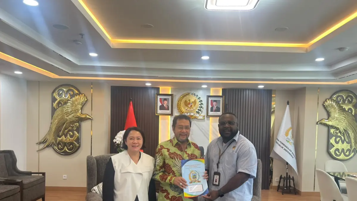 Wakil Ketua Komisi V DPR Papua Tengah, Anis Labene bersama Anggota DPR Papua Tengah, Nancy Raweyai saat menyerahkan dokumen aspirasi masyarakat kepada pimpinan DPD RI di Jakarta, Rabu, (12/8/2026). (CEPOSONLINE.COM/ANIS LABENE).
