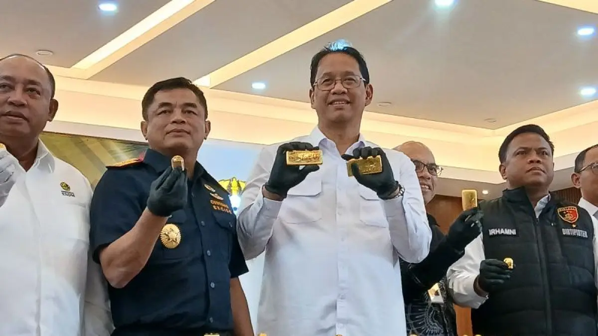 Menteri Keuangan (Menkeu) Purbaya Yudhi Sadewa (ketiga kiri) didampingi Direktur Jenderal Bea dan Cukai Dejaka Budhi Utama (kedua kiri) menunjukan barang bukti hasil ungkap penyelundupan ekpor emas seberat 23 kg dengan nilai Rp63 miliar di Tangerang, Banten pada Kamis (12/8/2026). (CRPOSONLINE.COM/ANTARA/Azmi Samsul M)
