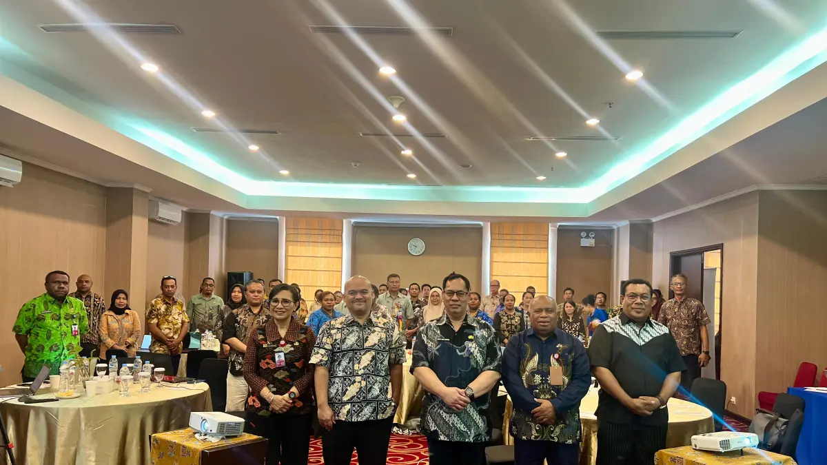 Asisten I Setda Papua Selatan Agustinus Joko Guritno bersama stakeholder dan peserta pada Workshop Satu Data Indonesia (SDI) Provinsi Papua Selatan yang berlangsung di Swiss-Belhotel Merauke, Kamis (13/8/2026).
(CEPOSONLINE.COM/BIRO UMUM PAPSEL)&nbsp;