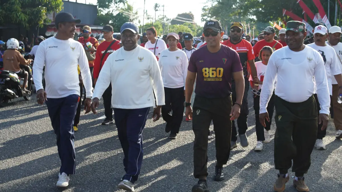 Bupati Waropen Drs. Fransiscus Xaverius Mote, M.Si didampingi Wakil Bupati Yowel Boari, dan unsur Forkompimda berjalan kaki melakukan Kirab Merah Putih, Jumat (14/8/2026).&nbsp;
&nbsp;(CEPOSONLINE.COM/ISMAIL)