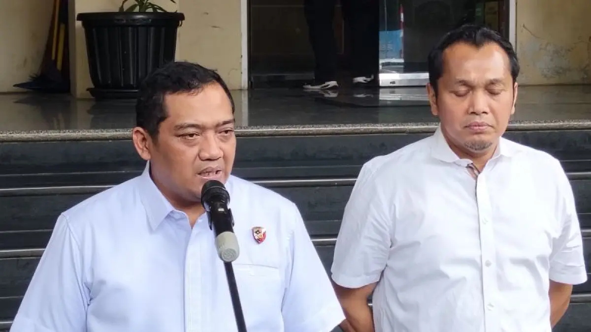 Direktur Reserse Kriminal Umum Polda Metro Jaya Kombes Pol Iman Imanuddin (kiri). (CEPOSONLINE.COM/ANTARA/Ilham Kausar)