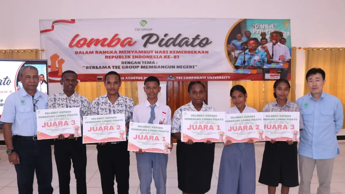 Para juara lomba pidato yang digelar TSE Grup di Gedung TSE Corporate University, Kampung Asiki, Distrik Jair, Kabupaten Boven Digoel, Papua Selatan, Sabtu (8/8/2026).
(CEPOSONLINE.COM/HUMAS TSE GRUP)