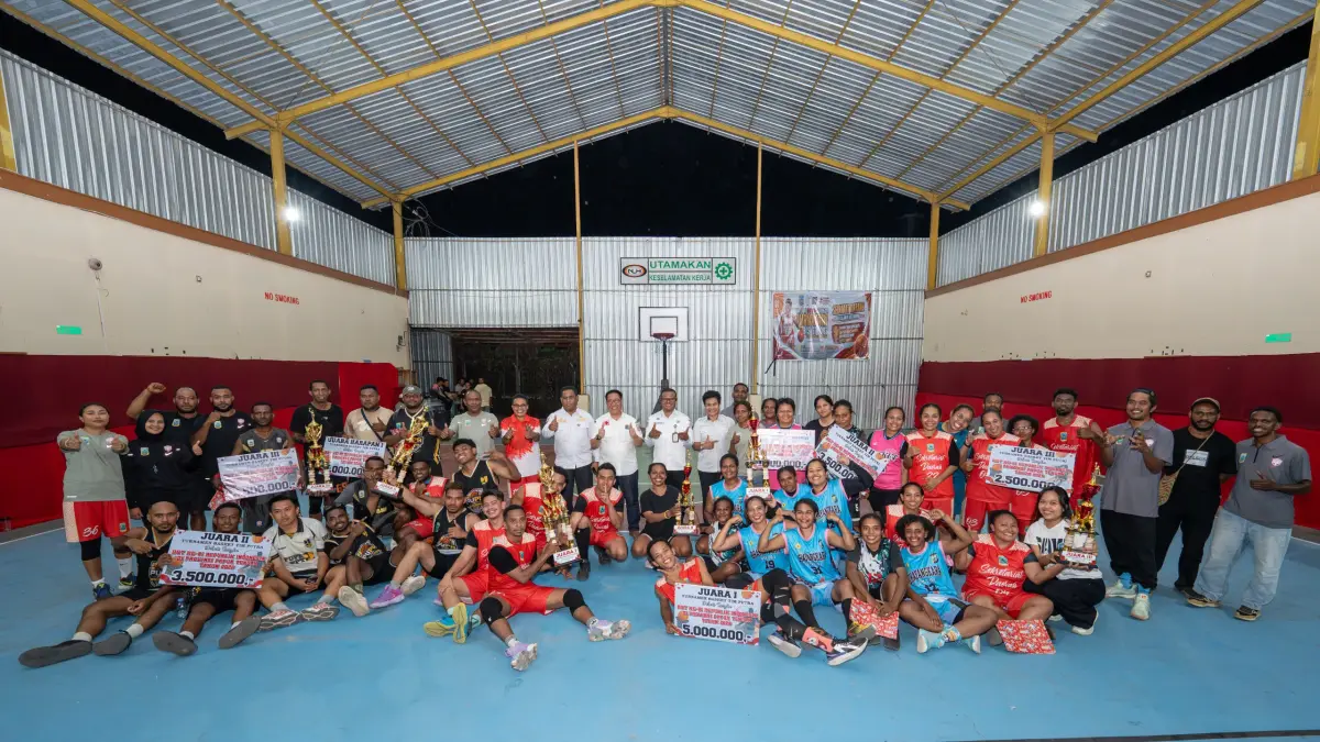 Penjabat Sekretaris Daerah Provinsi Papua Tengah, Silwanus A. Sumule bersama para juara di Lapangan Basket Milik Perbasi Papua Tengah. (CEPOSONLINE.COM/ISTIMEWA)&nbsp;