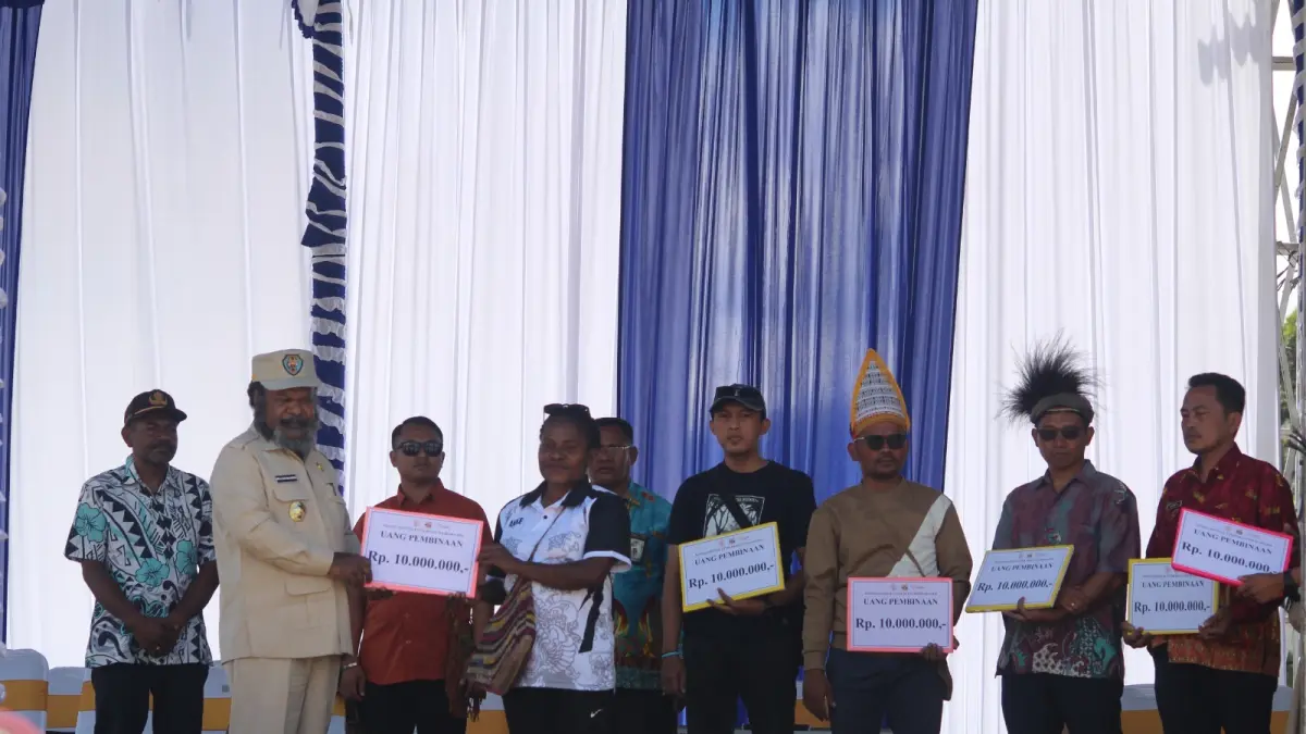 Penyerahan uang pembinaan sebesar Rp10 juta oleh Bupati Willem Wandik kepada peserta yang telah mengambil bagian dalam mensukseskan Festival Etnik Religi, Rabu (12/8/2026). (ISTIMEWA) 