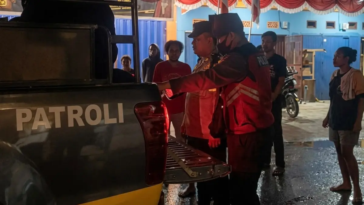 Polisi saat mengamankan terduga pelaku di lokasi kejadian. (Foto: Istimewa).