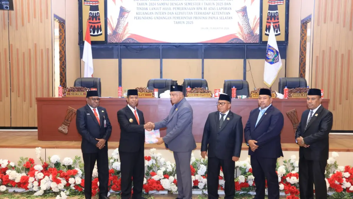 Gubernur Papua Selatan Apolo Safanpo menyerahkan dokumen diterima Ketua DPRP Papua Selatan Heribertus Silibun pada rapat pembahasan manajemen aset Tahun 2024 dan Laporan Penyelenggaraan Pemerintahan Daerah (LPPD) Provinsi Papua Selatan Tahun 2025.

(CEPOSONLINE.COM/BIRO UMUM PAPSEL)&nbsp;