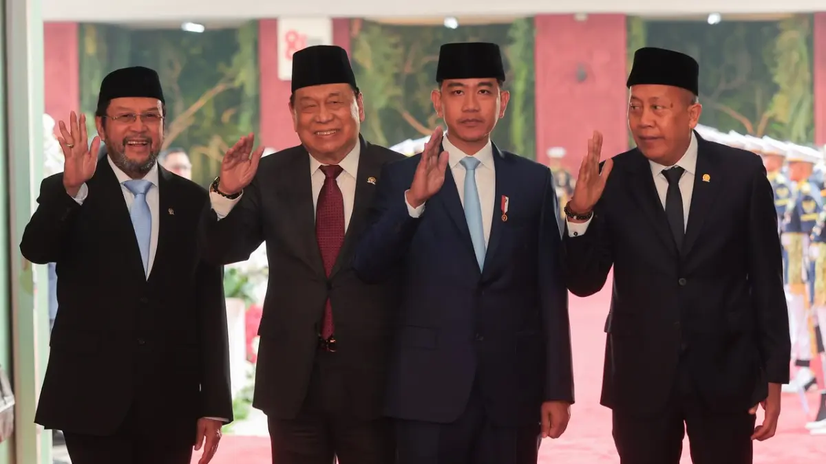 Wakil Presiden, Gibran Rakabumingraka berfoto bersama pimpinan DPD RI di Senayan, Jumat (14/8). (CEPOSONLINE/ISTIMEWA)