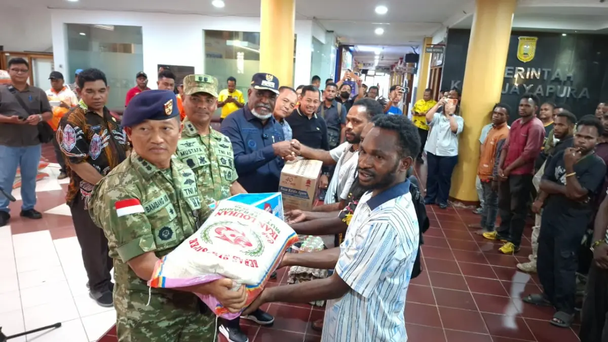 Wali Kota Jayapura, Dr. Abisai Rollo didampingi wakilnya, Rustan Saru dan jajaran Forkopimda saat penyaluran bantuan kepada keprwakilan mahasiswa, Jumat (14/8/2026). (Foto: CEPOSONLINE.COM/Mustakim Ali)

