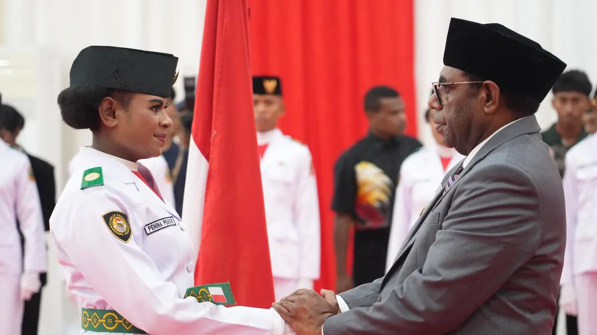 Bupati Keerom, Piter Gusbager saat memberikan semangat kepada para Paskibraka Keerom dalam upacara pengukuhan di Gedung Pramuka, Arso, pada Sabtu (15/8/2026) malam. (CEPOSONLINE.COM/ERIANTO).