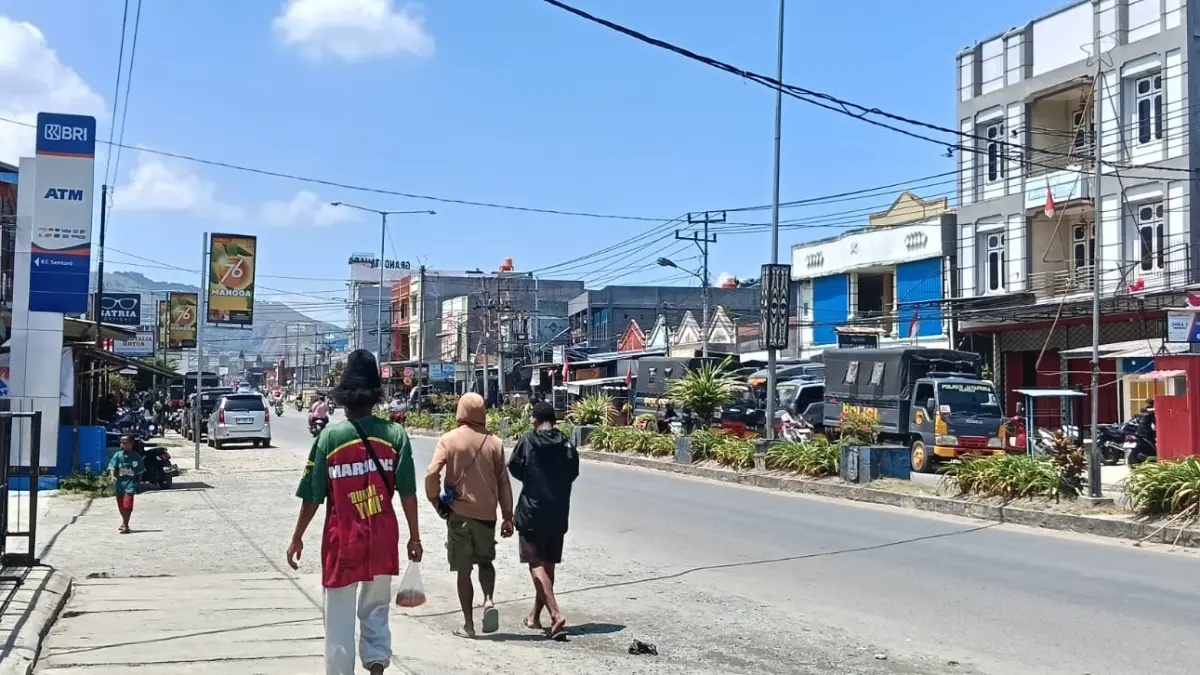 Sejumlah pertokoan di Jalan Raya Sentani–Abepura, tepatnya di sekitar Pos 7 Sentani, memilih menutup sementara saat aksi demo KNPB Wilayah Sentani Sabtu (15/8/2026). Kondisi ini turut berdampak pada aktivitas warga dan kegiatan ekonomi di kawasan tersebut. (CEPOSONLINE.COM/PRIYADI)