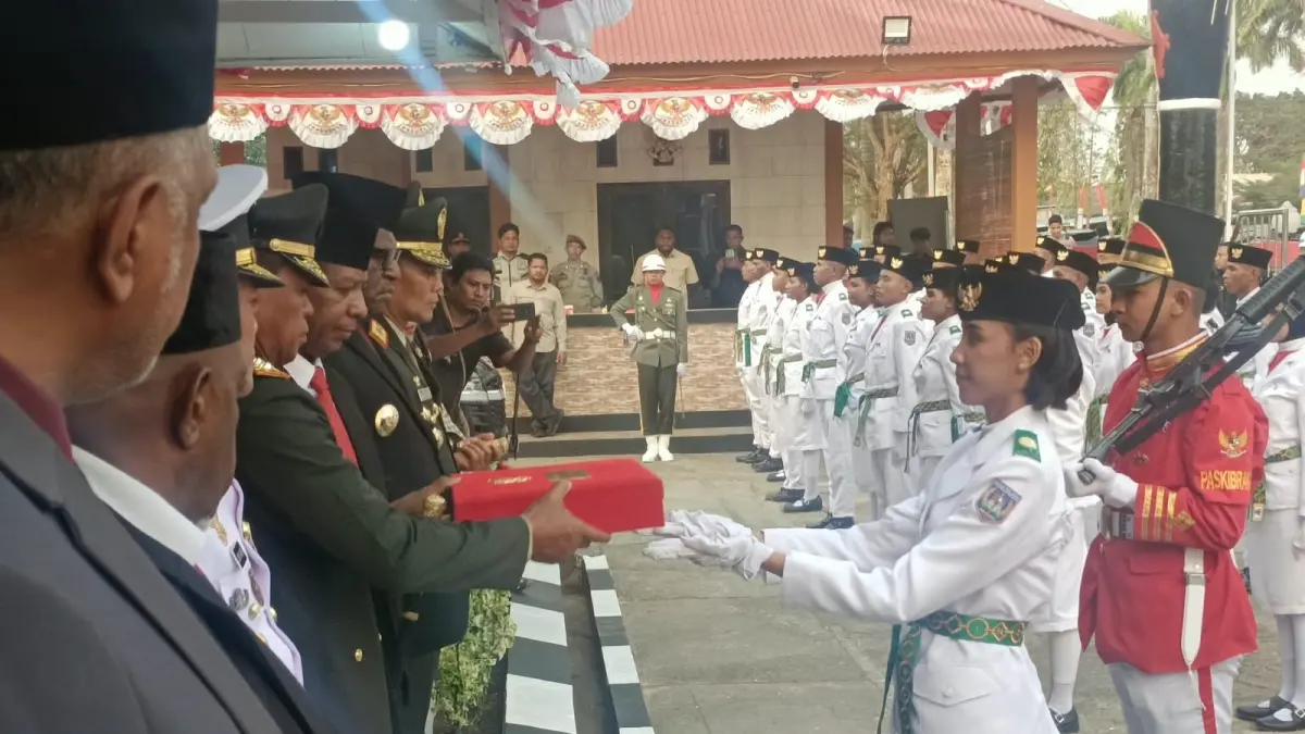 Gubernur Papua Selatan Apolo Safanpo saat menyerahkan Bendera Merah Putih kepada Paskibraka yang akan dikibarkan HUT ke-81 RI pada 17 Agustus 2026, Sabtu (15/8/2026)&nbsp;
(CEPOSONLINE.COM/SULO)&nbsp;