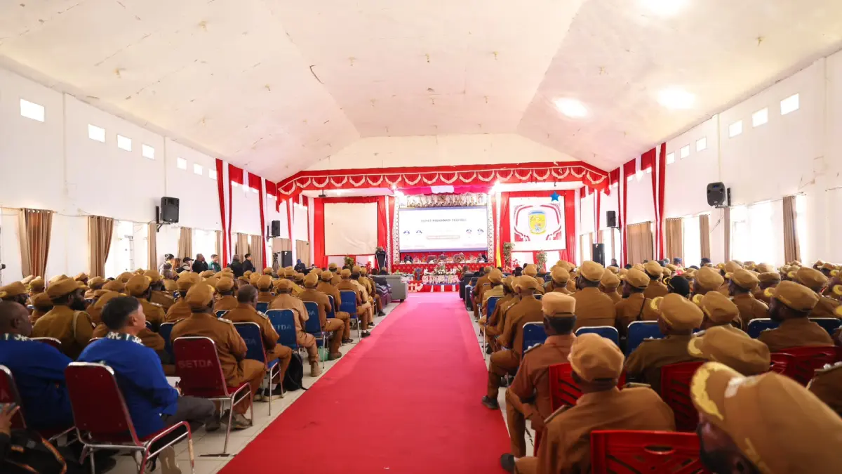 Gubernur Papua Tengah, MEki Nawipa dan Wakil &nbsp;Gubernur Papua Tengah, Deinas Geley memberikan penjelasan kepada para kepala Kampung yang hadir di Aula Negelar Kabupaten Puncak. (CEPOSONLINE.COM/HUMAS PEMPROV)&nbsp;
