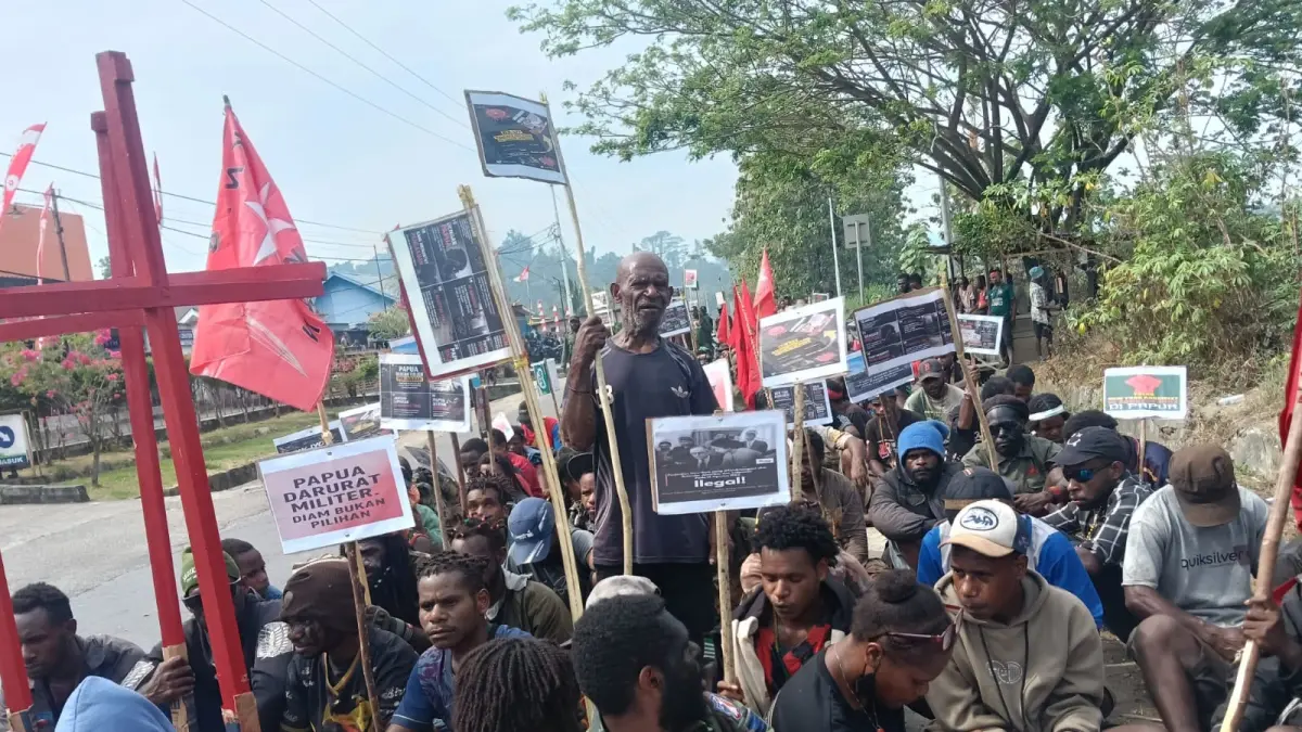 Massa aksi KNPB duduki jalan raya di Wadio . (CEPOSONLINE.COM/THERESIA F. TEKEGE)&nbsp;
