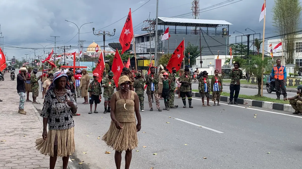 Massa aksi saat melintasi Jalan Cenderawasih, Mimika, Papua Tengah, Sabtu (15/8/2026). (Foto: CEPOSONLINE.COM/MOH. WAHYU WELERUBUN).